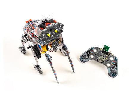 CircuitMess Charlie Roboter auf sechs Beinen und seine Funkfernbedienung im Vergleich der Grösse