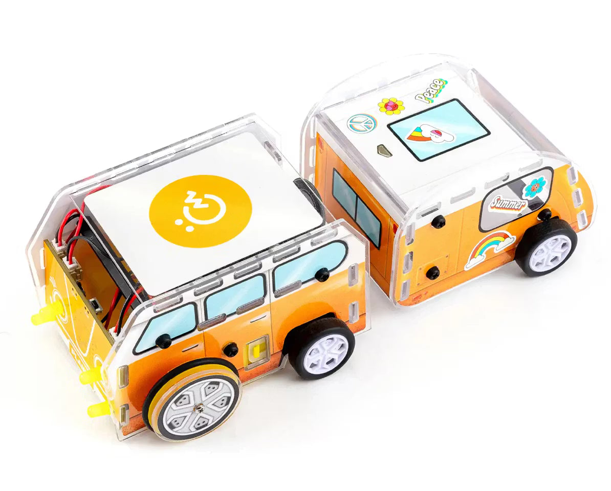 Zwei Module des CircuitMess Planck Retro-Bulli-Roboters mit Hippie-Stickern im Detail