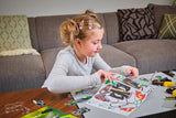 Kind beklebt die Bauteile des CircuitMess Sparkly Bausatzes mit bunten Stickern