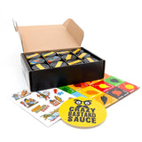 Geöffnete Crazy Bastard Selection Box mit 12 versiegelten Mini-Gläsern, Sticker-Bogen und Schärfe-Übersichtskarte