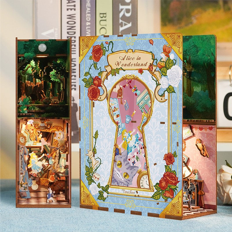 Alice in Wonderland - Book Nook