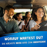 Lächelnde Familie mit zwei Kindern im Auto, Text "Worauf wartest du? Die nächste Reise wird zum Abenteuer!".