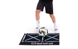 Kind trainiert Ballkontrolle auf der FPRO Trainingsmatte mit Elite-Fussball und Grip-Socks
