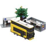 Gelber Doppelstockbus mit Haltestellen - Klemmbausteine