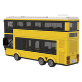 Gelber Doppelstockbus mit Haltestellen - Klemmbausteine