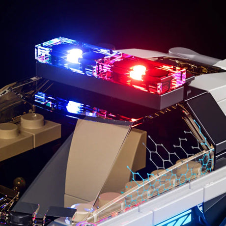 Nahaufnahme eines Polizeiautos aus Bausteinen mit leuchtenden roten und blauen Lichtern auf dem Dach
