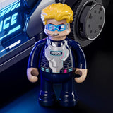 Lego-Polizist mit blonden Haaren, blauem Visier und Mikrofon, trägt eine blaue Uniform mit Polizeischriftzug