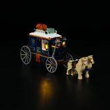 Lego Postkutsche mit zwei Pferden und Kutscher auf schwarzem Hintergrund