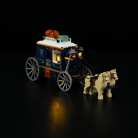 Lego Postkutsche mit zwei Pferden und Kutscher auf schwarzem Hintergrund