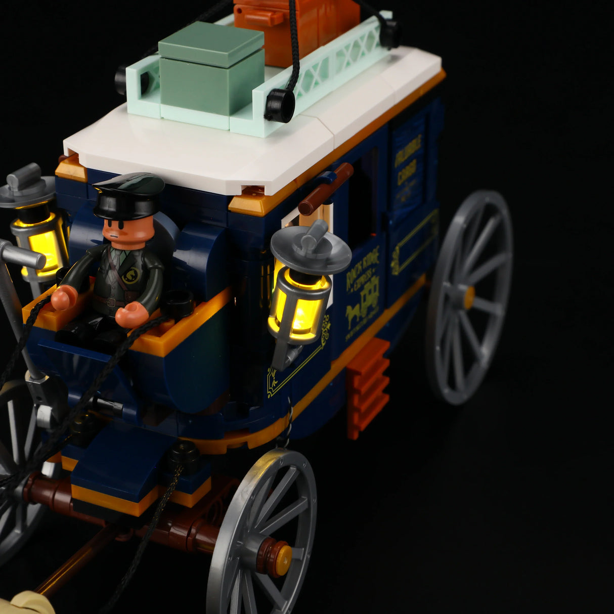 Lego Postkutsche mit Fahrer und leuchtenden Laternen