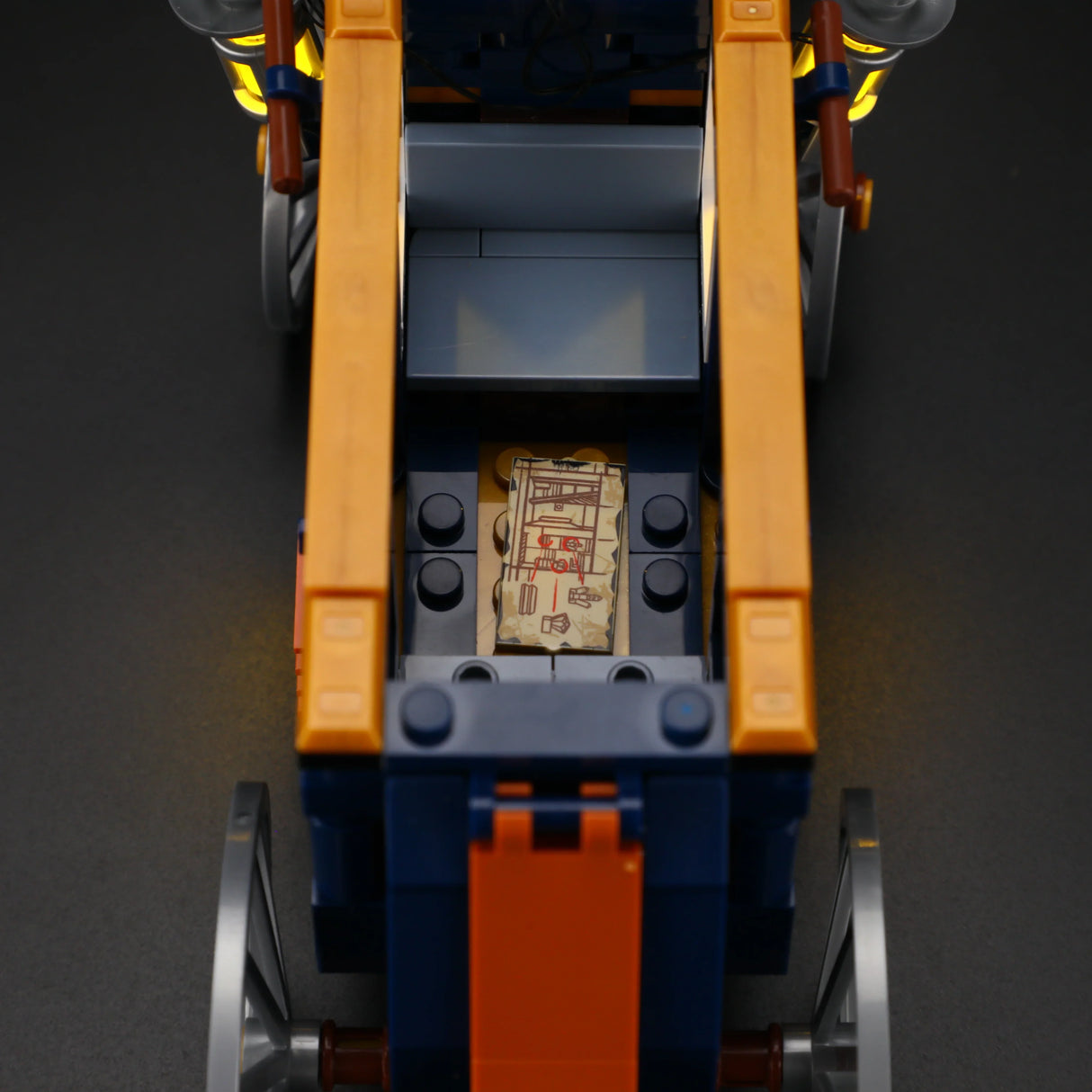 Ein Lego-Fahrzeug von oben gesehen, mit einem kleinen, detaillierten Plan in der Mitte