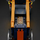 Ein Lego-Fahrzeug von oben gesehen, mit einem kleinen, detaillierten Plan in der Mitte