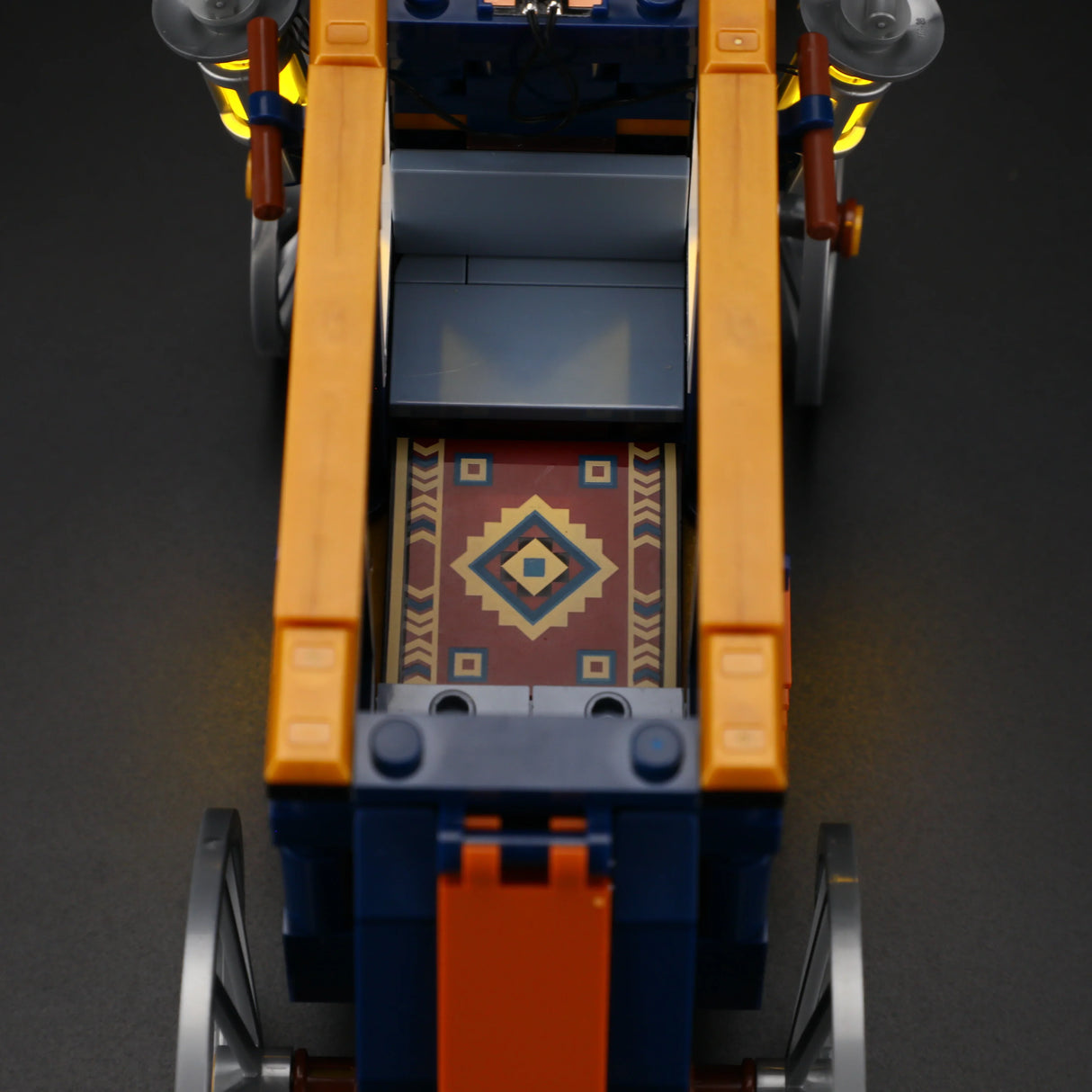 Lego-Wagen mit leuchtenden Laternen und gemustertem Teppich