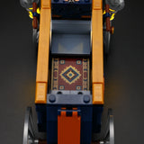 Lego-Wagen mit leuchtenden Laternen und gemustertem Teppich