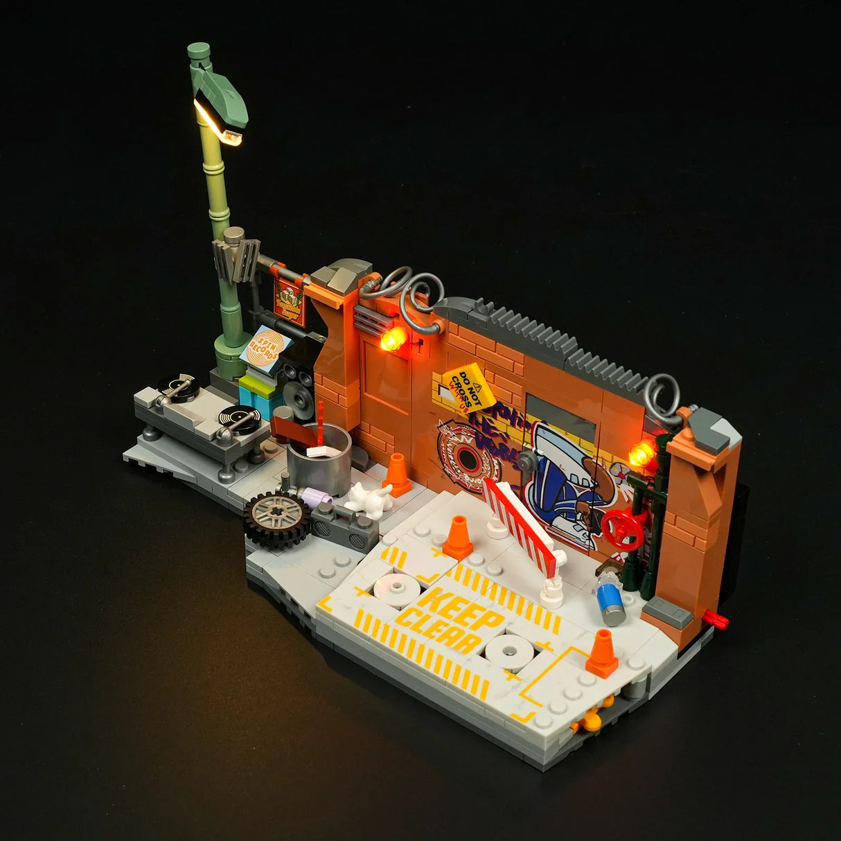 Ein LEGO-Diorama einer Gasse mit Graffiti, einem DJ-Pult und Straßenlaternen