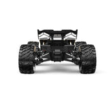 Heckansicht des MJX Hyper Go 14207 RC-Trucks mit Fokus auf die Hinterradaufhängung, Stoßdämpfer und das grobe Reifenprofil.
