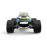 Frontalansicht des MJX Hyper Go 14208 RC-Trucks in Blau-Gelb mit hell leuchtendem LED-Scheinwerferbalken an der vorderen Stoßstange.