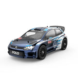 Schrägansicht des MJX Hyper Go 14304 1:14 Brushless RC-Rallye-Autos mit detailgetreuer Volkswagen Motorsport Lizenzkarosserie.