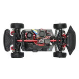 Draufsicht auf das Chassis des MJX Hyper Go 14304 RC-Rallyeautos mit Brushless-Motor, Lüfter und roter Aluminium-Antriebswelle.