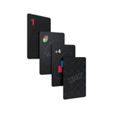 Vier schwarze UNO-Karten mit roten, gelben, blauen und grünen Symbolen