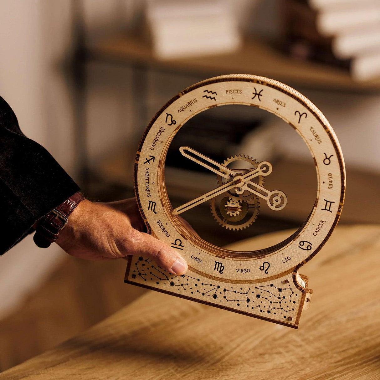 Kinetic Clock: Zodiac / Sternzeichen - 3D Holzbausatz (Elektrisch) - derdealer.ch