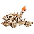 WoodTrick Dragonskull Katapult 3D-Holzbausatz mit Drachenschädel und gespanntem Wurfarm in Seitenansicht