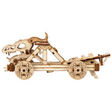 Detailaufnahme des Drachenschädels und Wurfmechanismus des WoodTrick Dragonskull Katapult Holzbausatzes