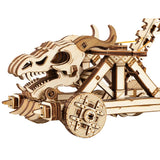WoodTrick Dragonskull Katapult Holzmodell in perspektivischer Ansicht mit funktionsfähigem Wurfarm