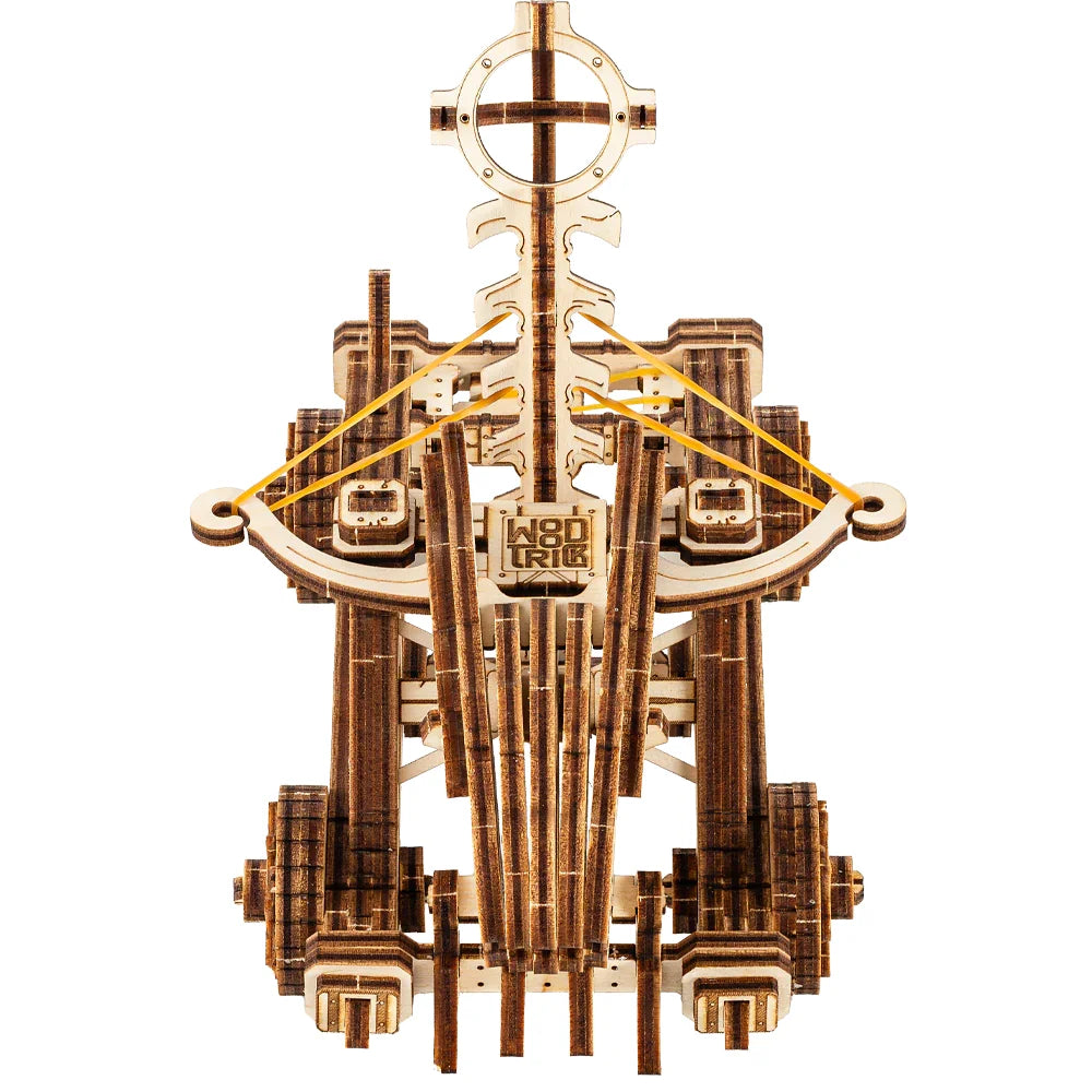 Frontansicht des WoodTrick Dragonskull Katapult 3D-Holzbausatzes mit Gummiband-Spannmechanismus