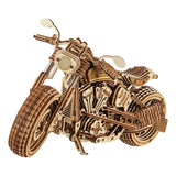 WoodTrick Motorrad Iron Pony Holzmodell in dynamischer Frontperspektive mit V-Twin-Motor
